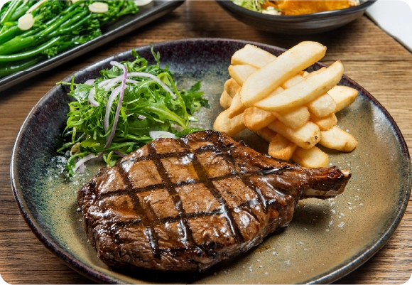 ステーキとフライドポテトのプレート