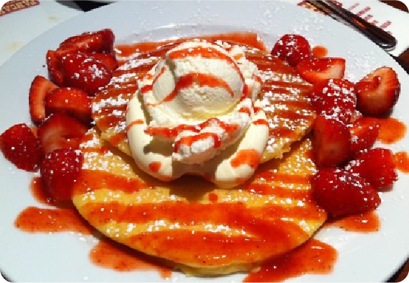イチゴとクリームをのせたパンケーキ