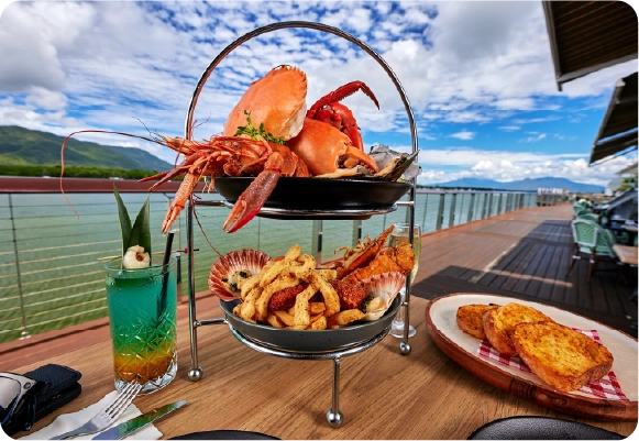 海を望むレストランのシーフード料理